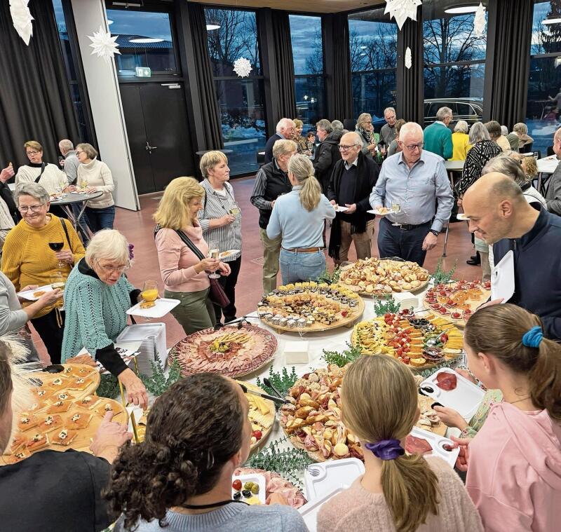 Jung und Alt freuten sich über den feinen Apéro in Wettswil. (Bilder Dominik Stierli)