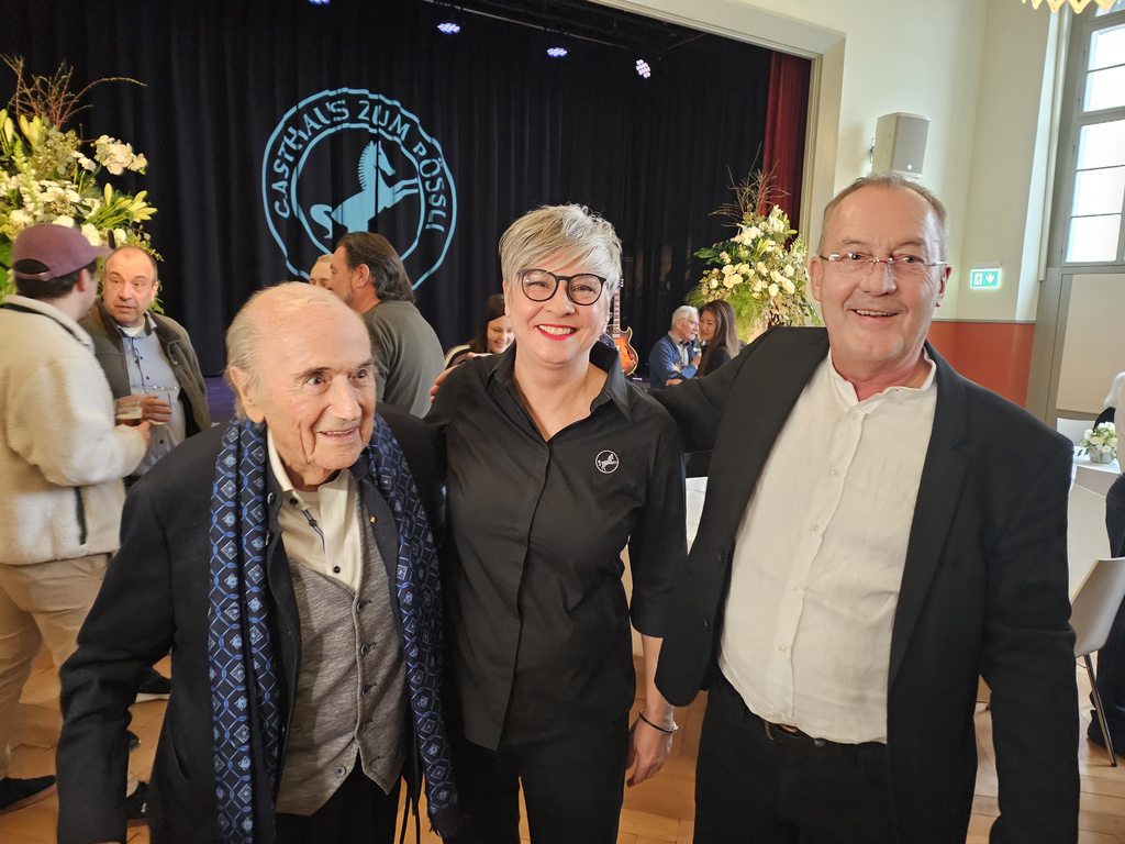 Das neue Pächterpaar Regula Esposito und Fredy Bickel (rechts) mit dem ehemaligen Fifa-Präsidenten Sepp Blatter. (Bilder Werner Schneiter)