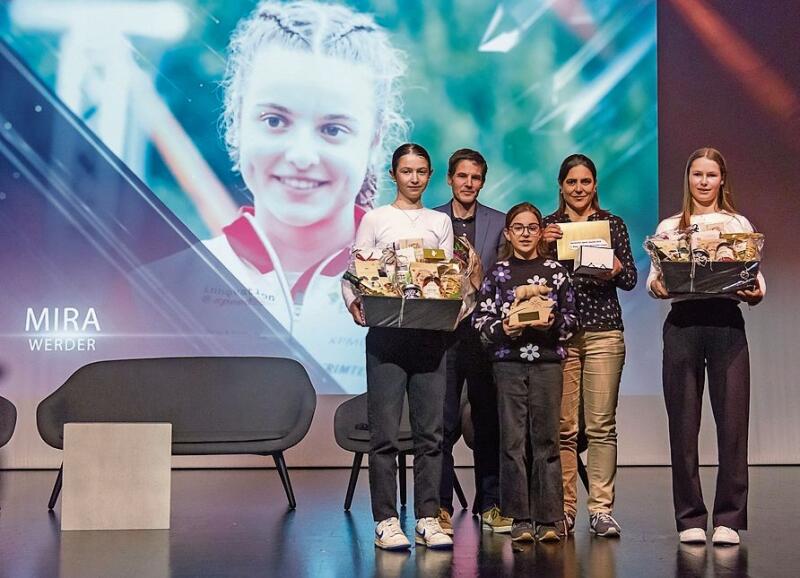 Nominierte Newcomerinnen des Jahres: (v. l. n. r.) Lina Huber, Claude, Linnea und Andrea Werder (Eltern und Schwester von Gewinnerin Mira Werder, im Hintergrund) und Romina Burkhard.