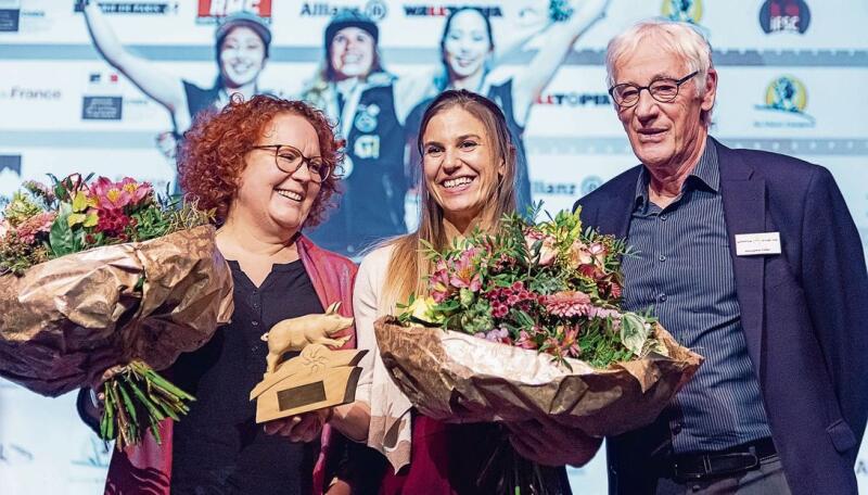 Erhielt einen Ehren-Award: die Sportkletterin Petra Klingler (Mitte), mit Regula Meili (Laudatio) und Hanspeter Feller, Präsident IG Säuliämtler Sports Awards.