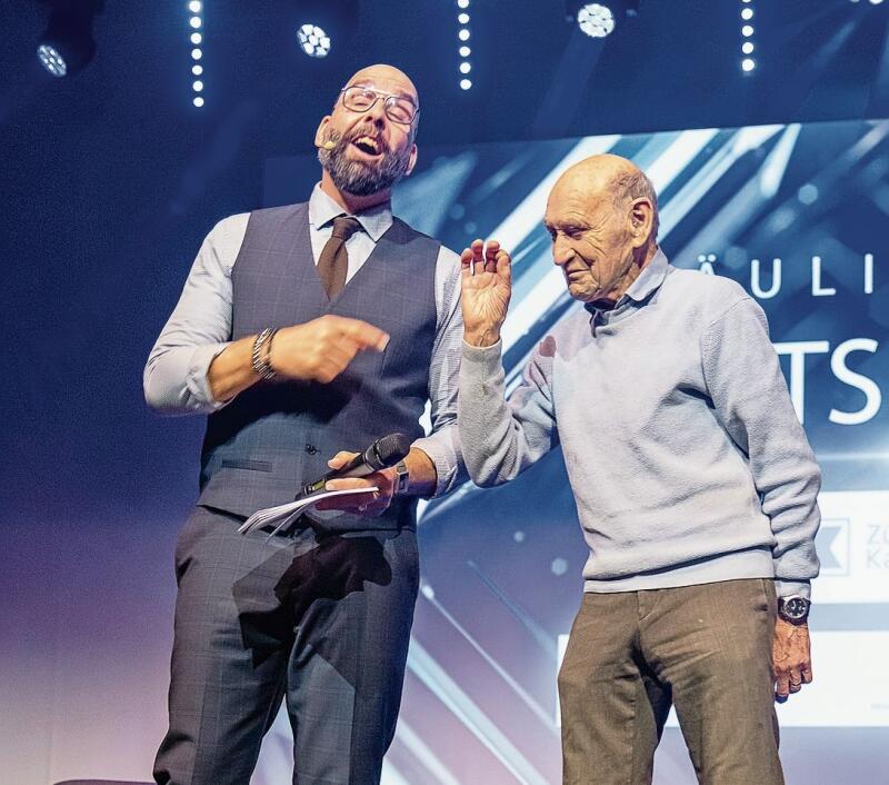 Hatte die Lacher auf seiner Seite: der 90-jährige, ehemalige OL-Läufer Gusti Grüniger aus Rifferswil mit Sportmoderator Philippe Bandi (links).