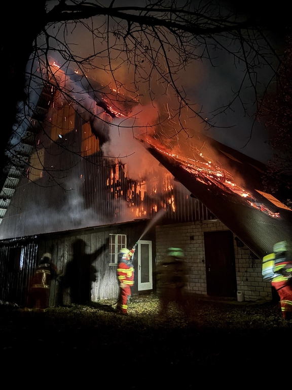 Die Reithalle geriet in der Nacht von Mittwoch auf Donnerstag in Brand. (Bild Kantonspolizei Zürich)