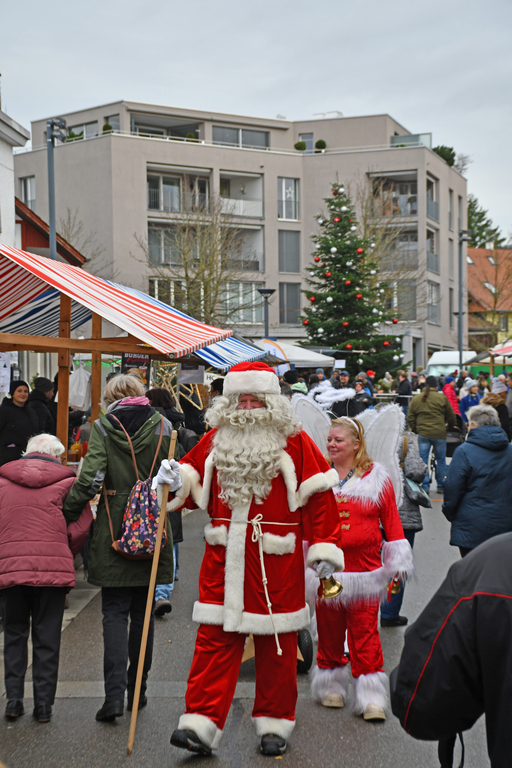 Wie hier am letztjährigen Chlausmärt in Affoltern wird auch in diesem Jahr der Samichlaus an den zahlreichen Advents- und Weihnachtsmärkten unterwegs sein. (Archivbild Dominik Stierli)