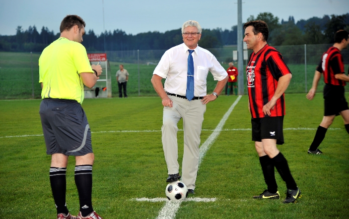 Gemeindepräsident am Ball: Kick-off von Hanspeter Eichenberger am Freitag.
