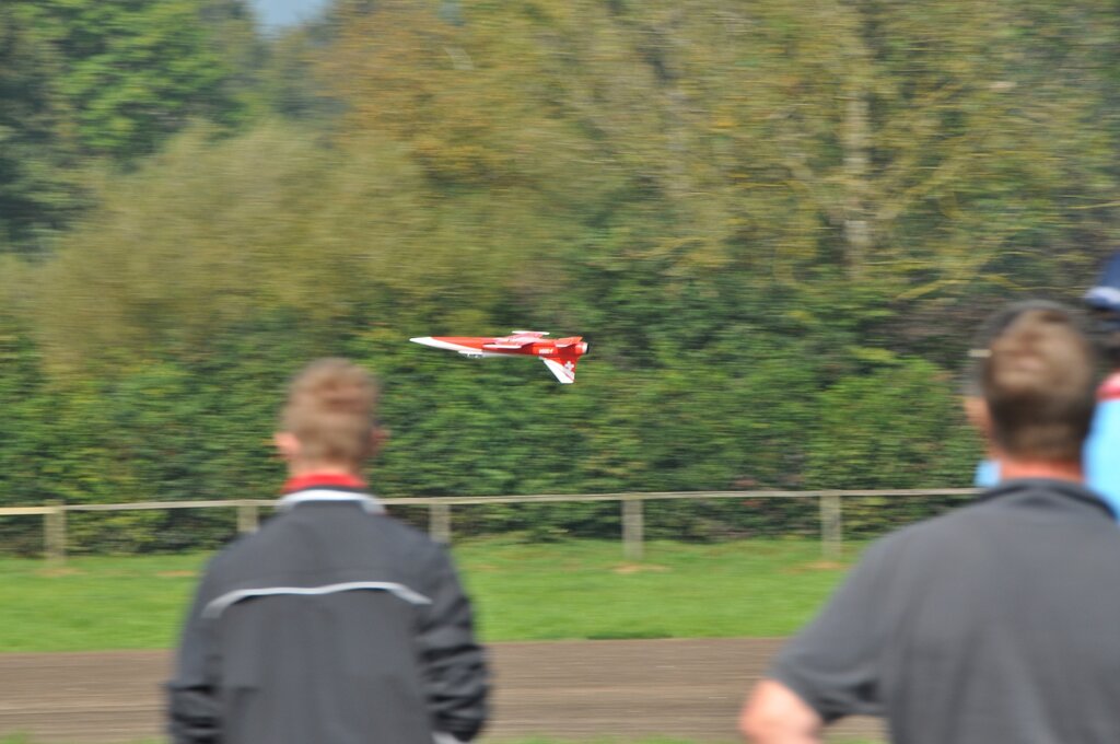 Rückenflug bei gegen 300 km/h, wenige Meter über der Piste. (Bilder Werner Schneiter)
