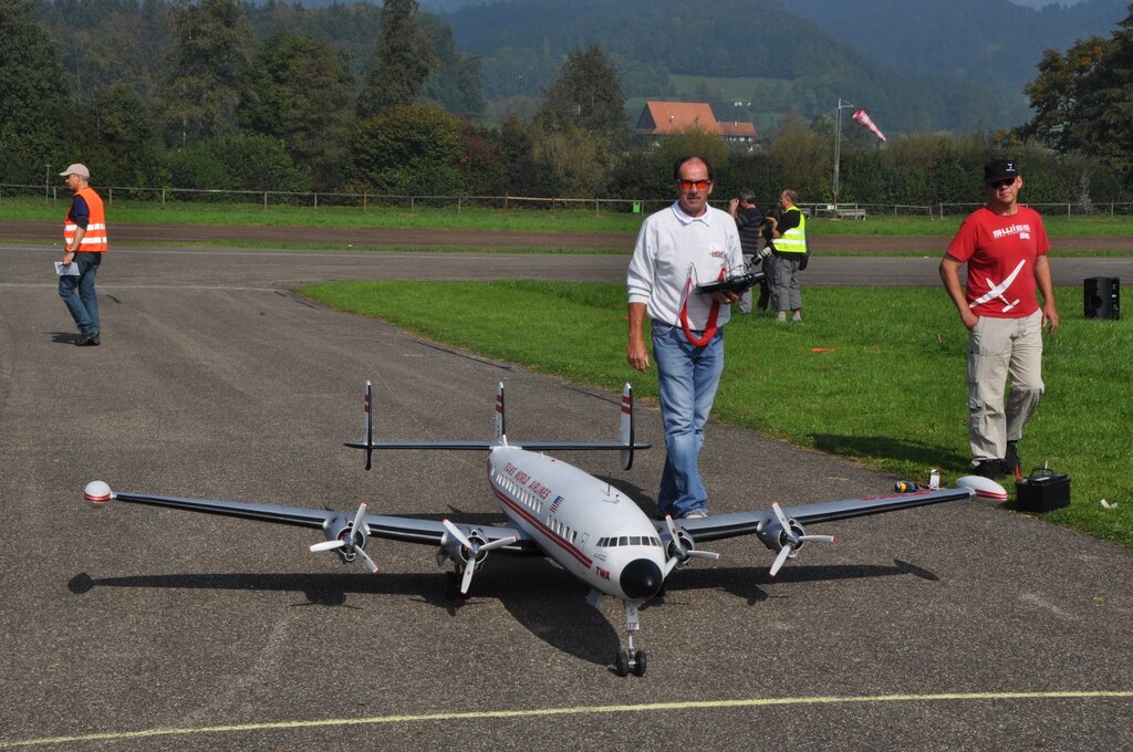 Max Ulrich steuert die Super Constellation von der Piste weg.
