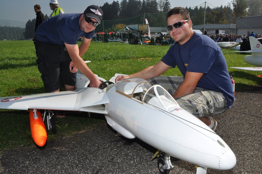 Mike Stuber (r.) und Daniel Affolter mit dem Hunter-Modell.
