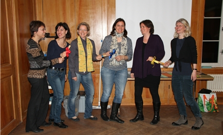 Stabübergabe der S&amp;E-Vorstandsmitglieder Irene Scheurer, Jacqueline Kauer und Susanne Pozzato (1., 2. und 6. v. l.) an die Präsidentinnen der Elternräte Olivia Thalparpan, Claudia Ruoss und Susanne Niet. (Bilder zvg.)
