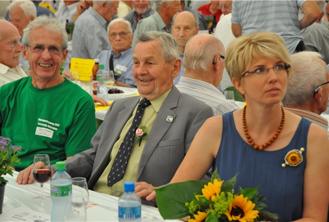 Haben in Obfelden viel fürs Turnen getan: Der 91-jährige Emil Häberling mit dem ehemaligen Oberturner Hansueli Wydler (l.) und Ehrendame.
