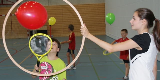 Tennis ist eine von zehn verschiedenen Sportarten, die trainiert werden.
