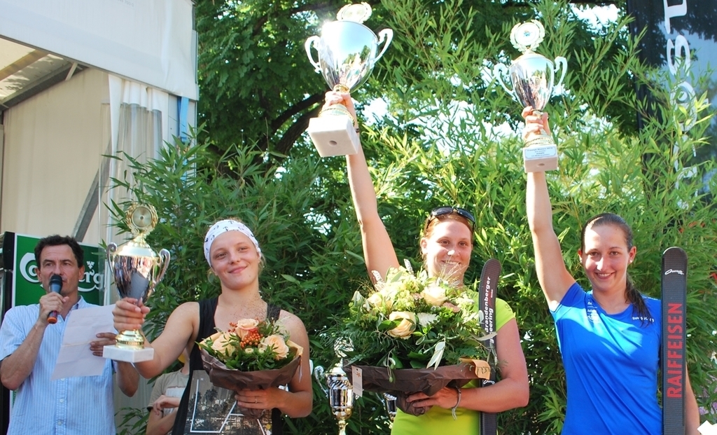 Zwei Schweizerinnen an der Spitze in der Damen-Konkurrenz, v. r.: Nadja Leuenberger, SUI (2,), Siegerin Tanja Schärer, SUI, und als Drittplatzierte Hanna Huskova, BLR. (Bild Urs E. Kneubühl)
