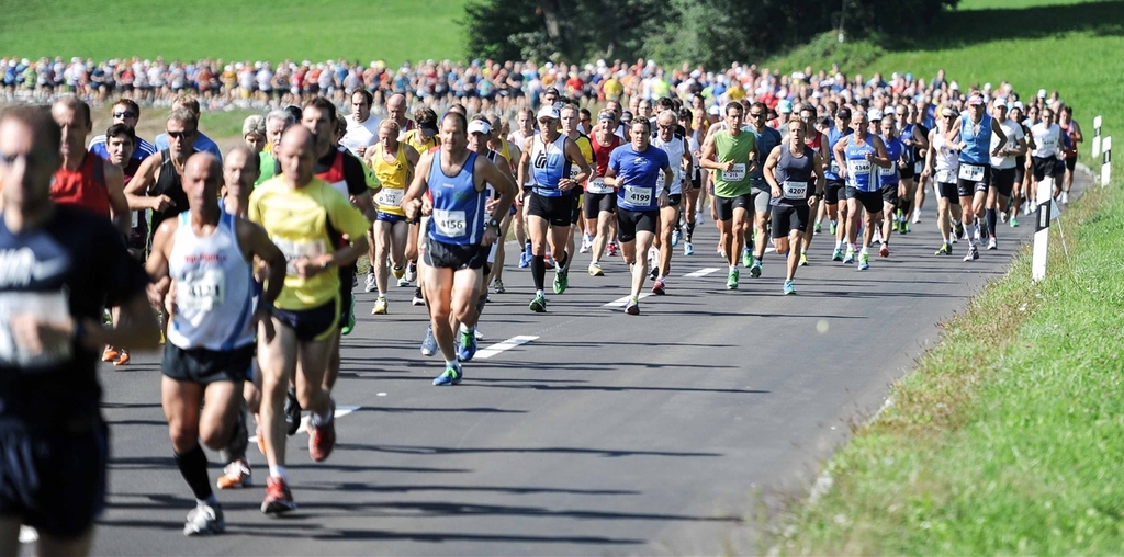 Über 800 Läuferinnen und Läufer gingen an den Start des 5. Türlerseelaufs. (Bilder Photopress/Samuel Trümpy)
