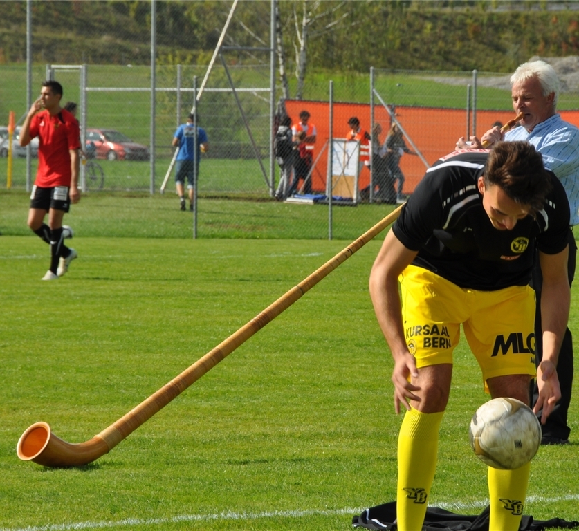 Sepp Meier stimmt das Publikum mit Alphornklängen auf den Match ein, derweil sich die Spieler auf den Match einstimmen.
