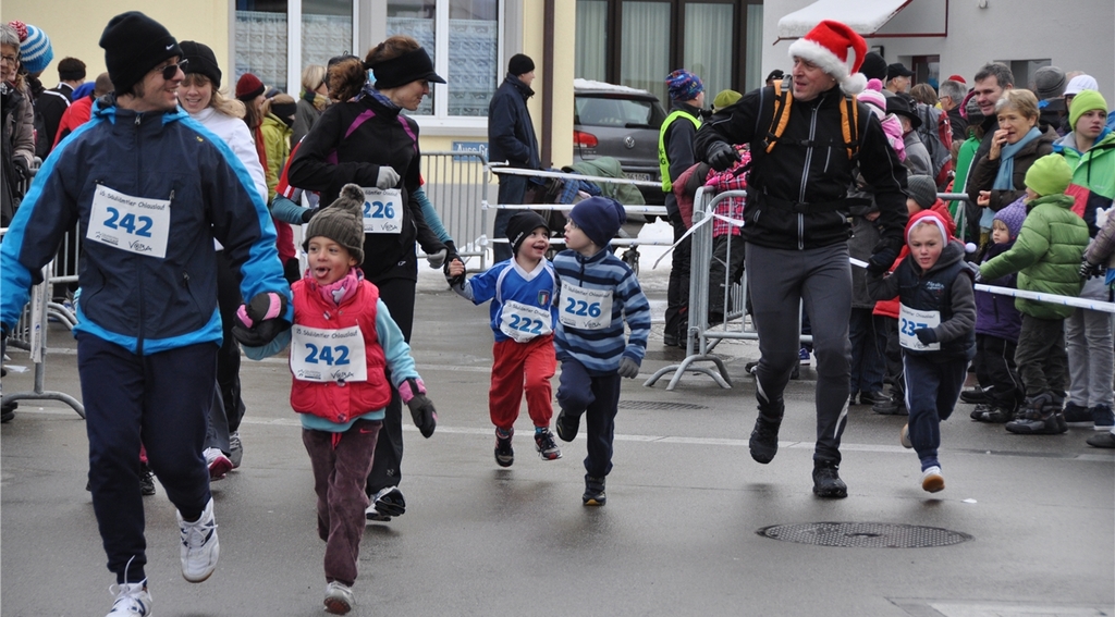 Sichtliche Freude am Laufsport trotz Kälte: Die Mutter/Kind– und Vater/Kind-Kategorie unterwegs. (Bilder Werner Schneiter)
