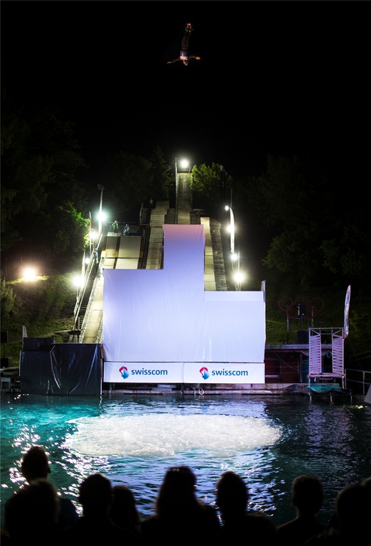 Spektakel pur am Nachtfinale der freestyle-night in Mettmenstetten.Strahlt als Veranstalter und Sieger: Andreas Isoz. (Bilder Daniel Loosli / Thomas Stöckli)Vom Trampolin in den Pool – die neue Disziplin an der freestyle-night.Selber probieren: Balance-Boards im Promo-Village.Die Zuschauer sind beeindruckt.Tricks in luftiger Höhe.Körperspannung bis in die Zehenspitzen.Die Landung ist geglückt.Mit viel Dynamik und Style über Mettmenstetten.Volle Konzentration.Auf dem fliegenden Teppich?