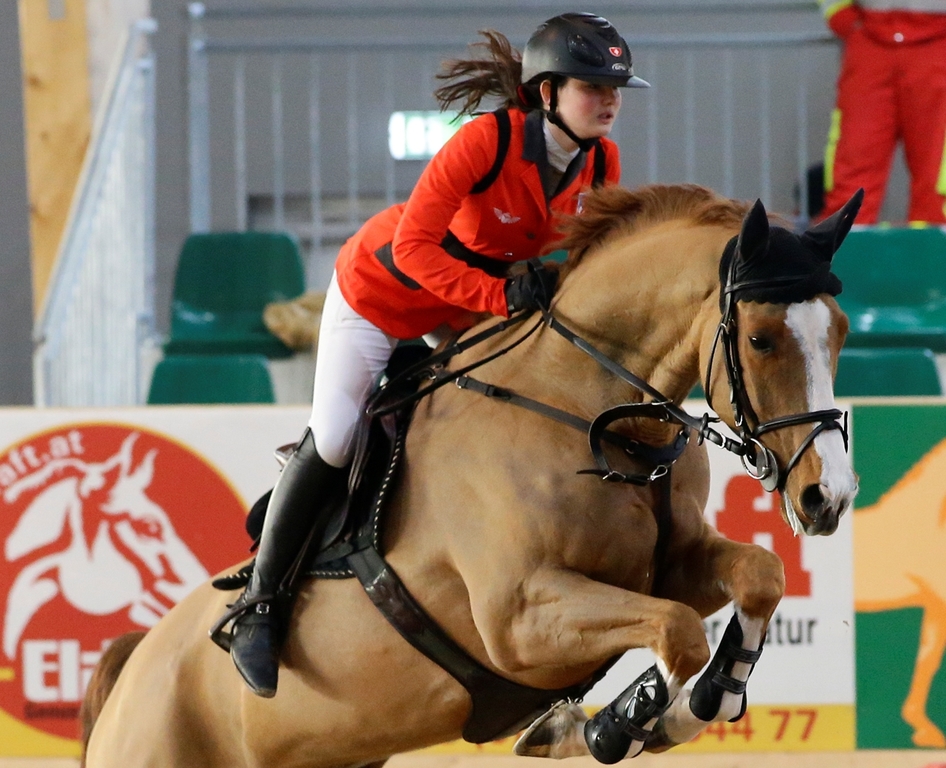 Erfolgreiches Duo: Merel Ott mit Copilot. (Bilder zvg.)Bereits das nächste Hindernis im Fokus: Elin Ott mit Shiva.