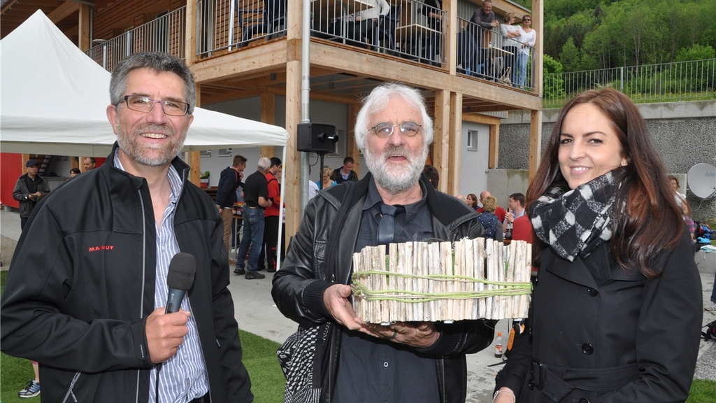 Symbolischer Schlüssel aus Schoggi für Schul-, Vereins- und andere beteiligte Vertreter, von links: Bea Gähwiler (Individualsportarten), René Grab (Schule), Caroline Weber (Turnverein), Markus Tremp (Fussballclub) und Gemeinde- schreiberin Daniela Bommer. (Bilder Werner Schneiter) 