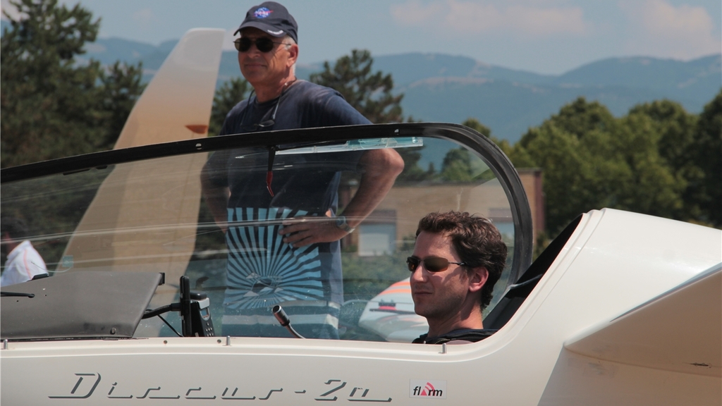 Stefan Leutenegger bereitet sich auf den Start zu einem weiteren schnellen Rennen in Italien vor.Mit dabei sein Vater Andi. Beide sind sehr aktive Piloten bei der SG Knonaueramt. (Bilder zvg.)