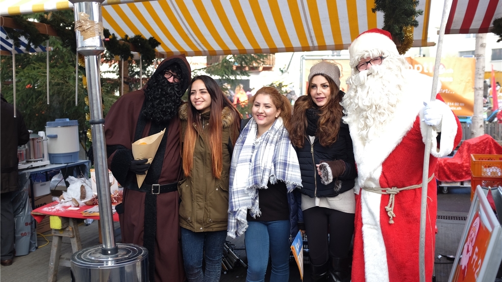 Samichlaus und Schmutzli waren den gesamten Sonntag in der Affoltemer Begegnungszoneunterwegs und erfreuten nicht nur Kinder mit Leckereien. (Bilder Salomon Schneider)
