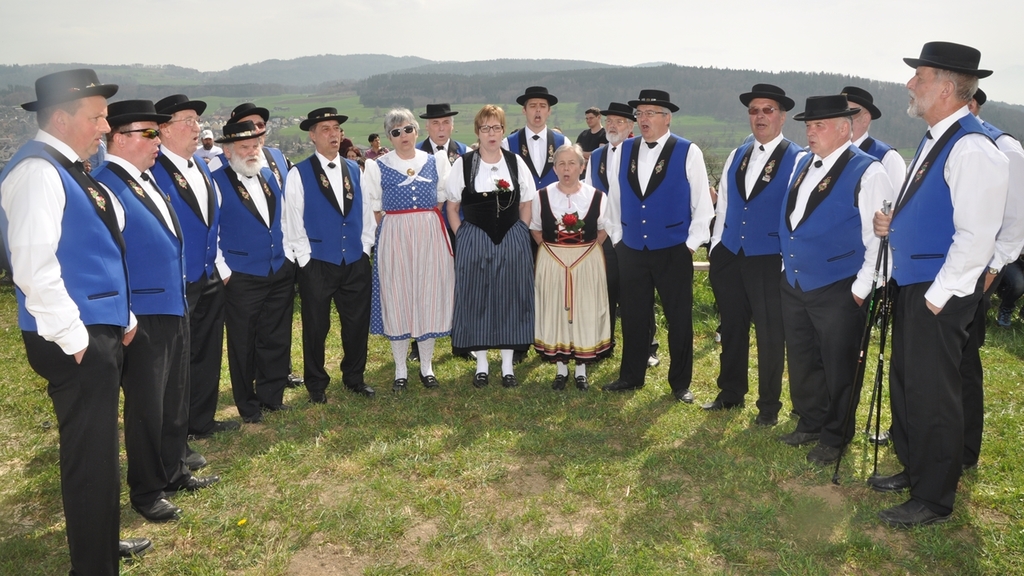 Ihr Auftritt gehört zum Schwingfest: Mitglieder des Jodlerclubs Affoltern unter der Leitung von Therese Lüscher. (Bilder Anja Bernhard/Werner Schneiter)
