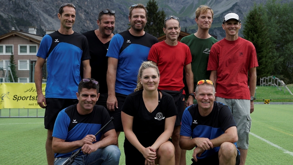 Team Old Stars. Hinten von links: Chrigi Baer, Urs Aeberhard, Bruno Aeberhard, Gregi Knobel, Daniel Meier und Fredi Rüttimann. Vorne: Fredi Steinmann, Laura Hess und Hans-Peter Bodmer (Teamcaptain), es fehlt Markus Siegenthaler.
