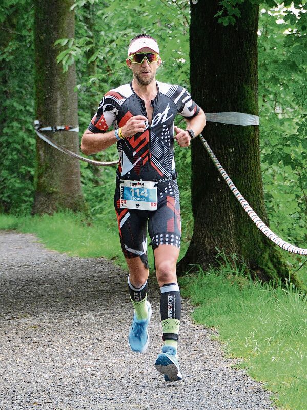 Pokerface trotz Krämpfen: Roman Hofstetter auf dem Weg zur schnellsten Zeit aller Finsherinnen und Finisher aus dem Bezirk Affoltern. (Bild Erika Schmid)