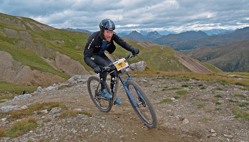 Urs Huber dick eingepackt als Erster auf dem 2700 Meter hohen Chaschaunapass. (Bild Martin Platter)
