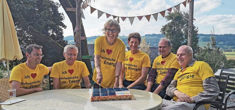 Der Vorstand von solarbonstetten freut sich über die Geburtstagstorte, von der Bäckerei Betschart als Solardach gestaltet. Von links: Roger Schuhmacher, Charles Höhn, Doris Stössel, Gregory Sibler, Felix Küng, Peter Halasi. (Bilder Salomon Schneider)